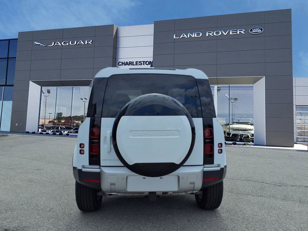 2025 Land Rover Defender 110 S photo 4