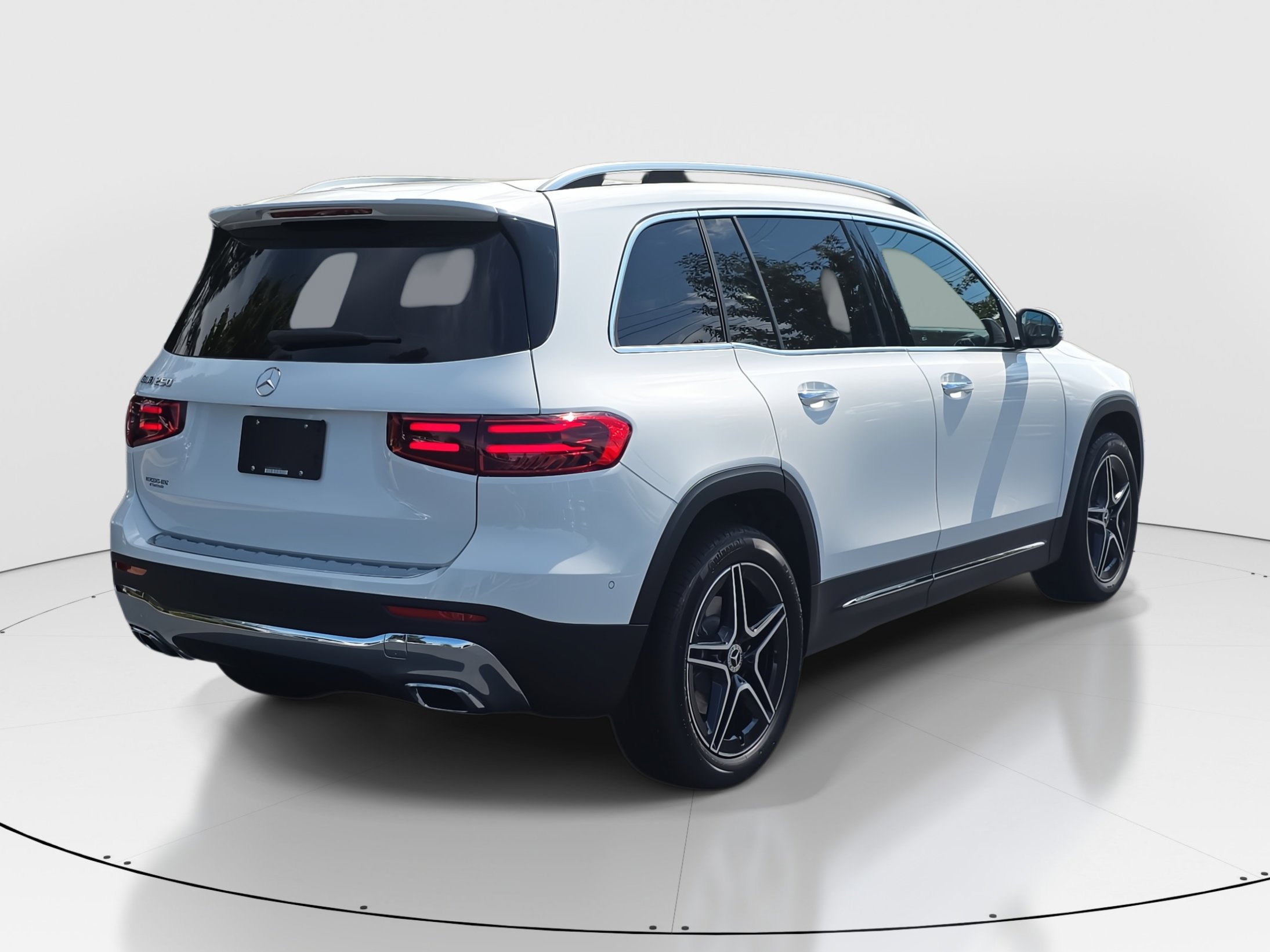 2026 Mercedes Benz GLB 250 photo 2