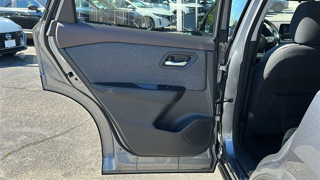 2021 Nissan Rogue SV photo 21
