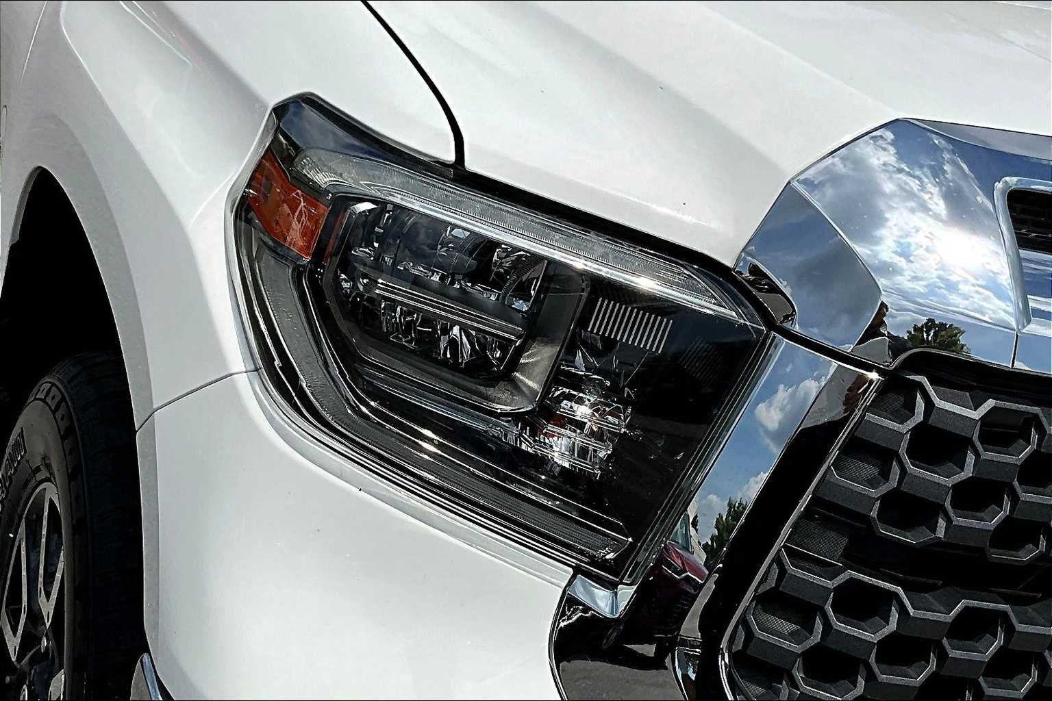 2018 Toyota Tundra SR5 CrewMax photo 25