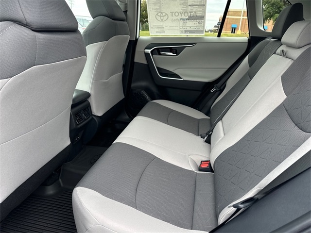 2025 Toyota RAV4 XLE photo 6