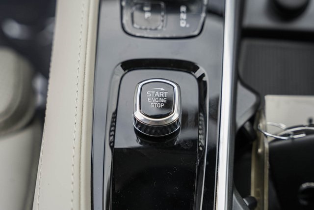 2025 Volvo XC90 T8 photo 18