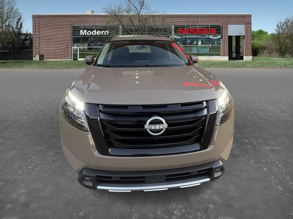 2025 Nissan Pathfinder Platinum photo 4