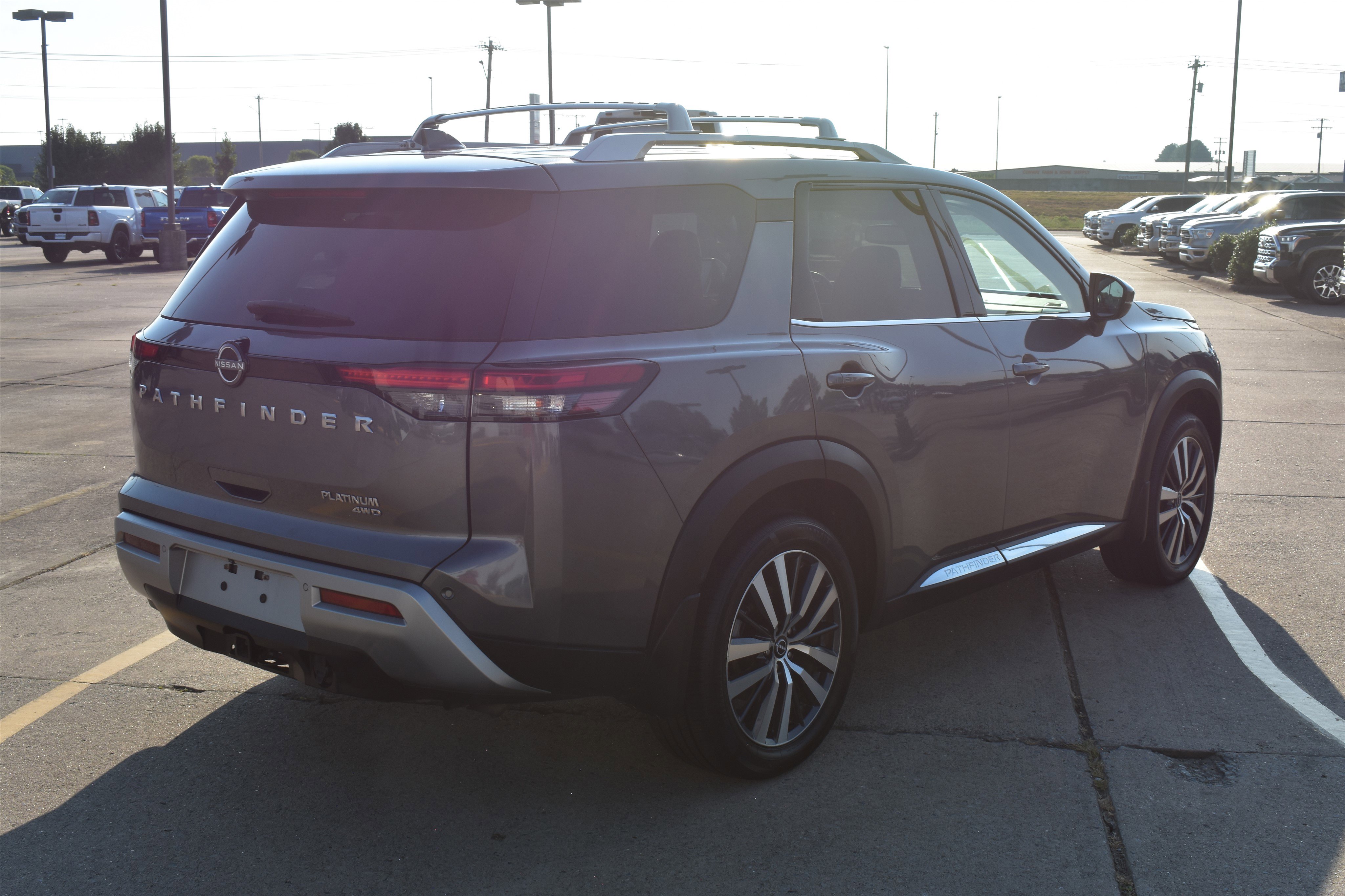 2022 Nissan Pathfinder Platinum photo 3