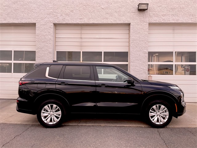 2025 Mitsubishi Outlander ES