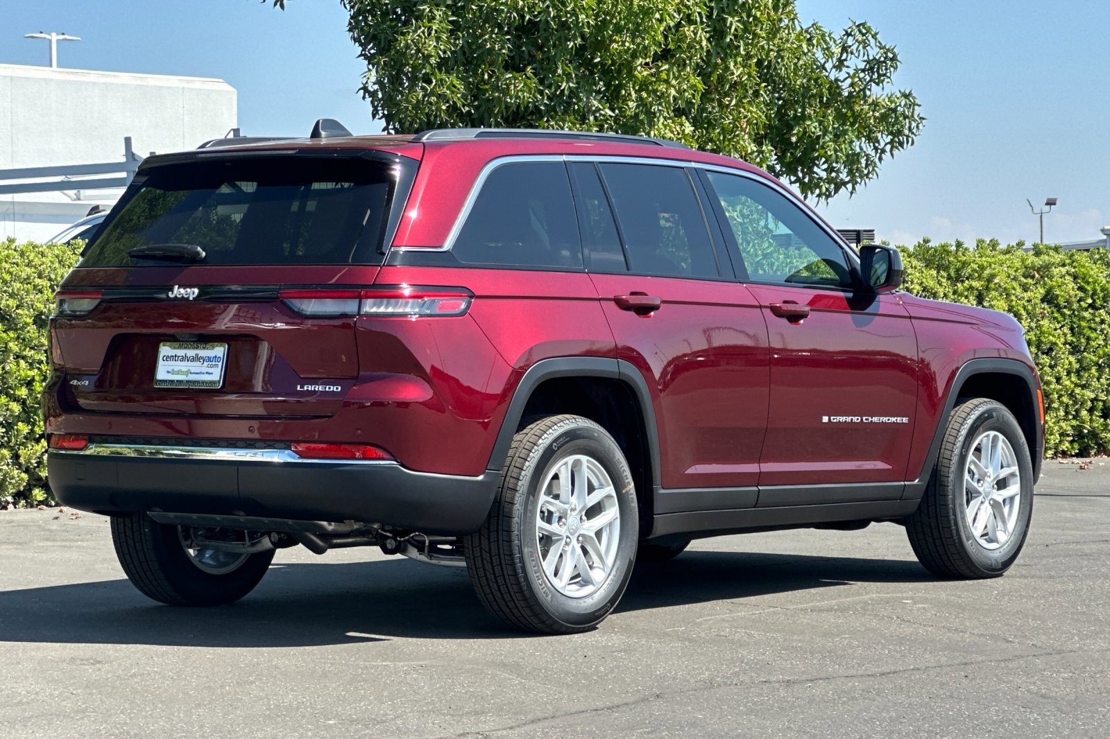 2025 Jeep Grand Cherokee Laredo X photo 4
