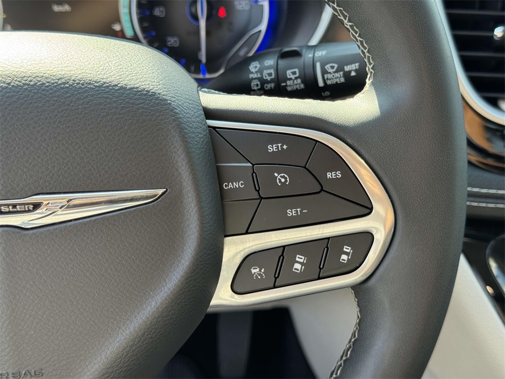 2023 Chrysler Pacifica Touring L photo 23