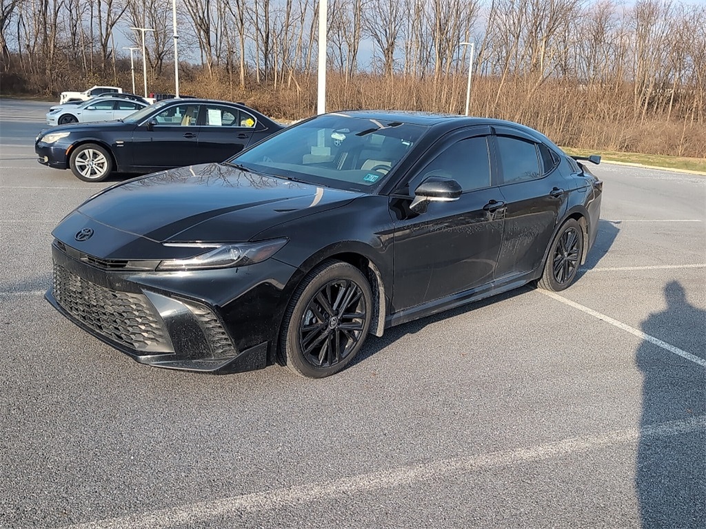 2025 Toyota Camry SE's photo