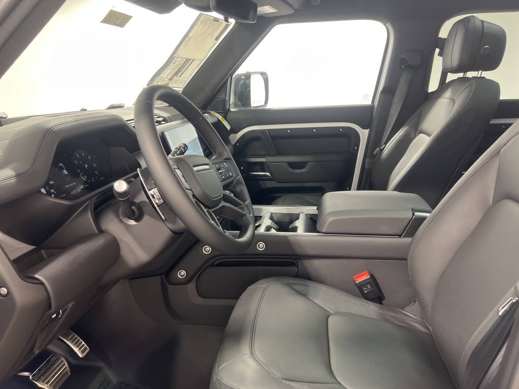 2025 Land Rover Defender 110 V8 photo 10