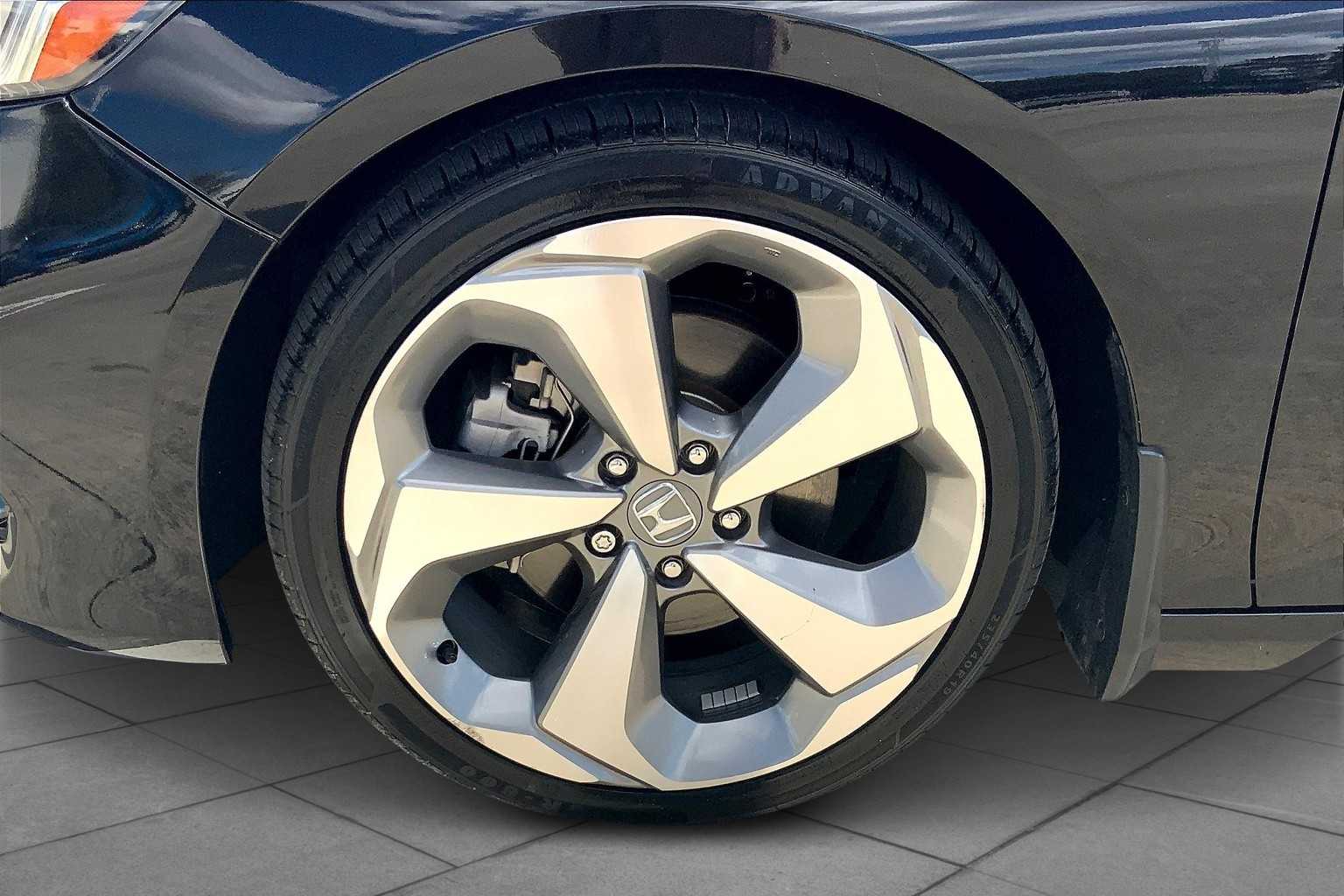 2018 Honda Accord Touring 1.5T photo 9