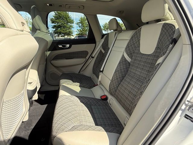 2021 Volvo XC60 T5 Momentum photo 11