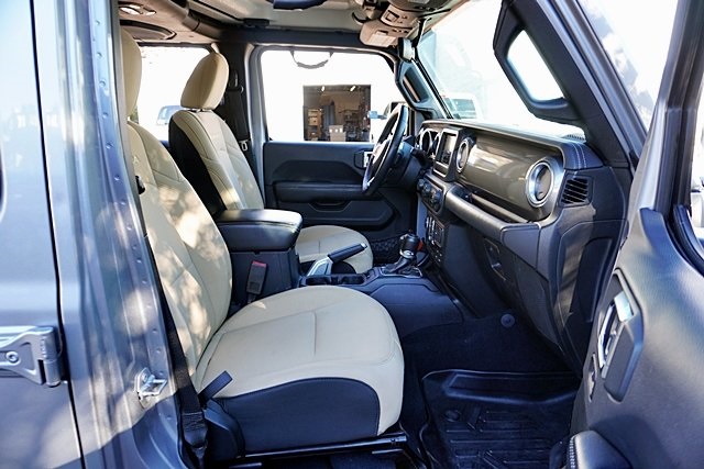 Used 2018 Silver Jeep Unlimited Sahara image 13