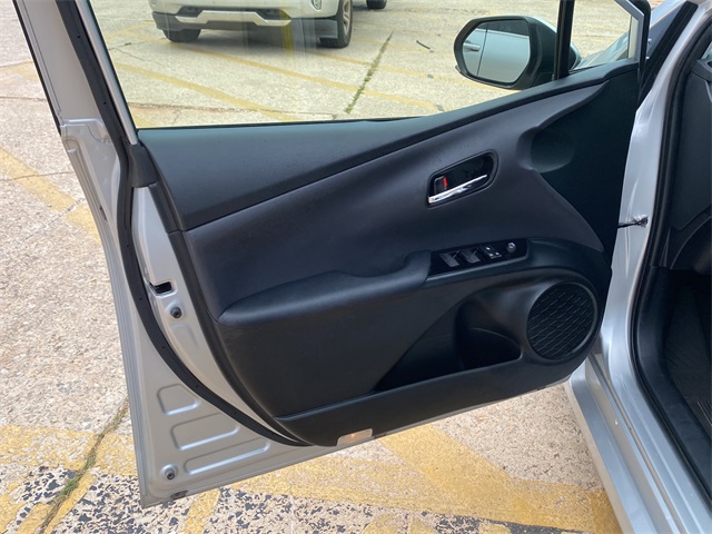 2022 Toyota Prius L photo 17