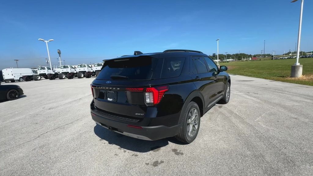 2025 Ford Explorer photo 7