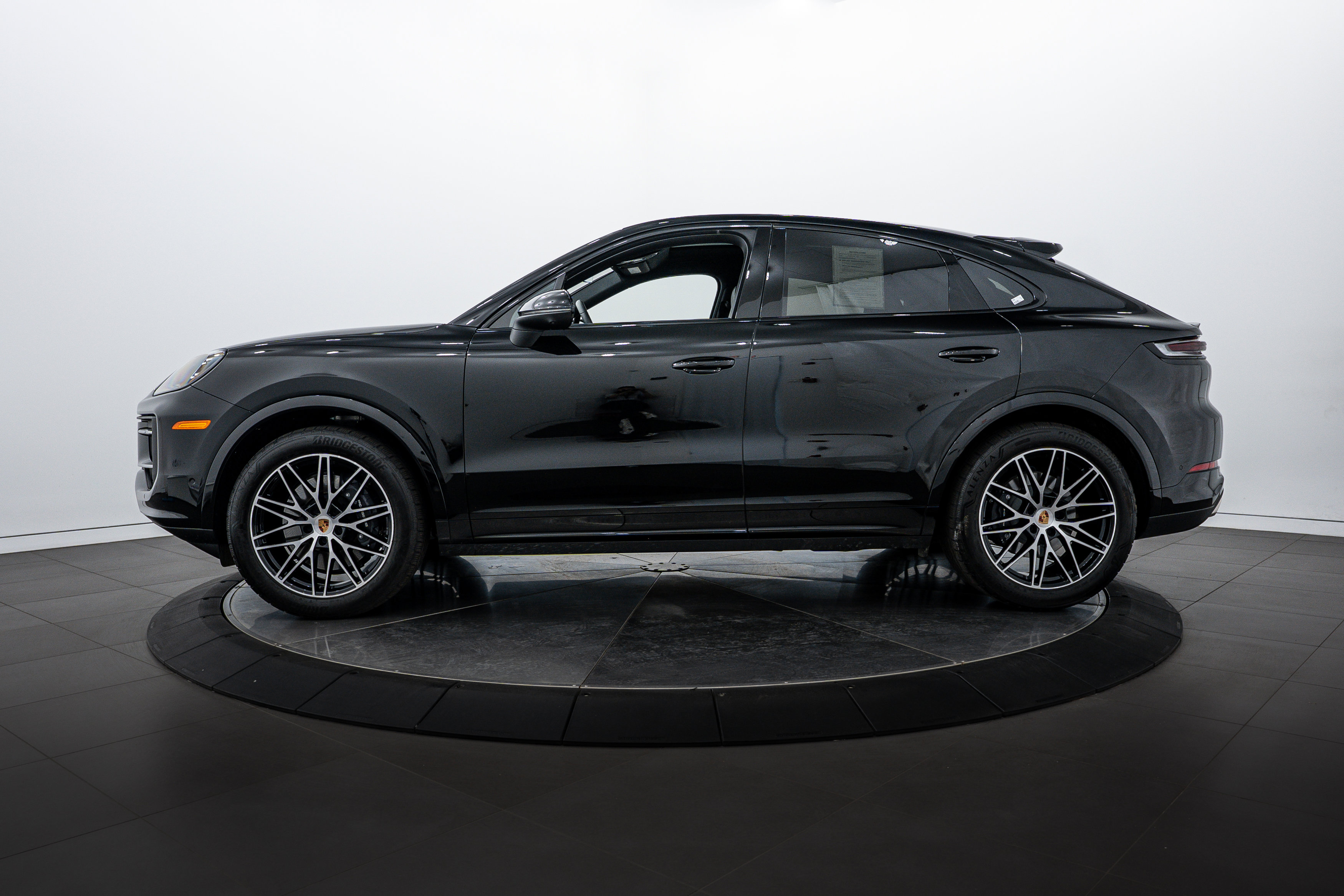 2025 Porsche Cayenne Coupe photo 2