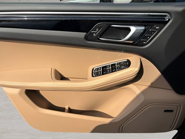 2024 Porsche Macan Base photo 4