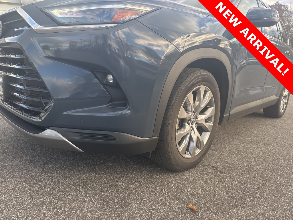 2024 Toyota Highlander Hybrid Limited photo 3