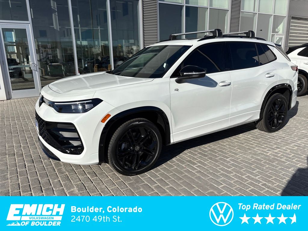 2025 Volkswagen Tiguan SE R-LINE BLACK's photo