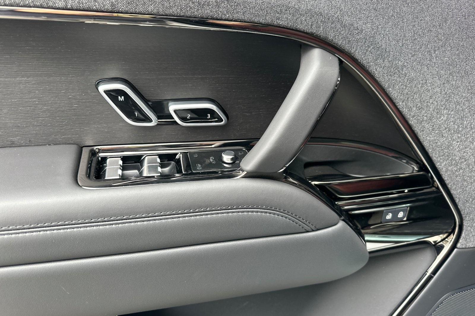 2025 Land Rover Range Rover Sport SE photo 11