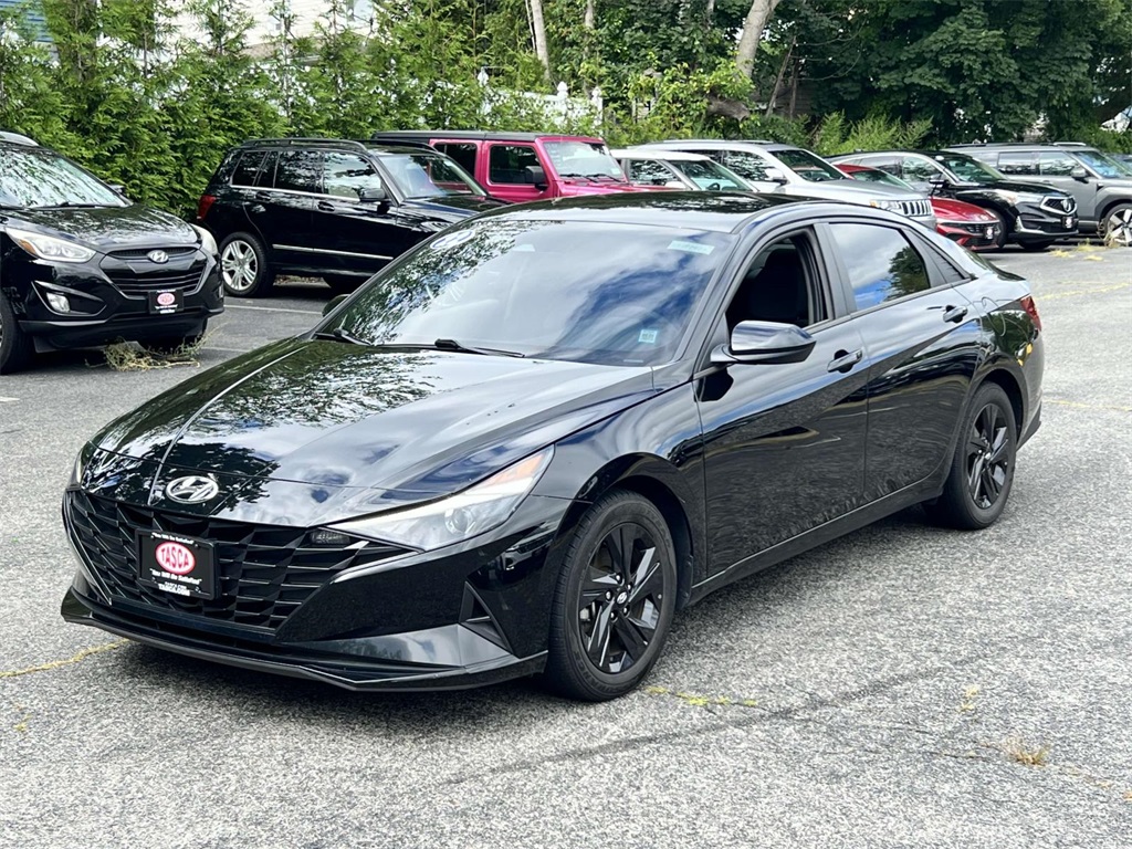 2022 Hyundai Elantra SEL photo 3