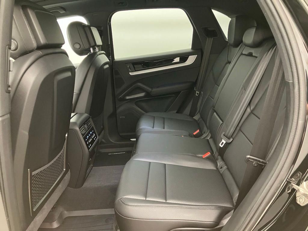 2025 Porsche Cayenne Base photo 24