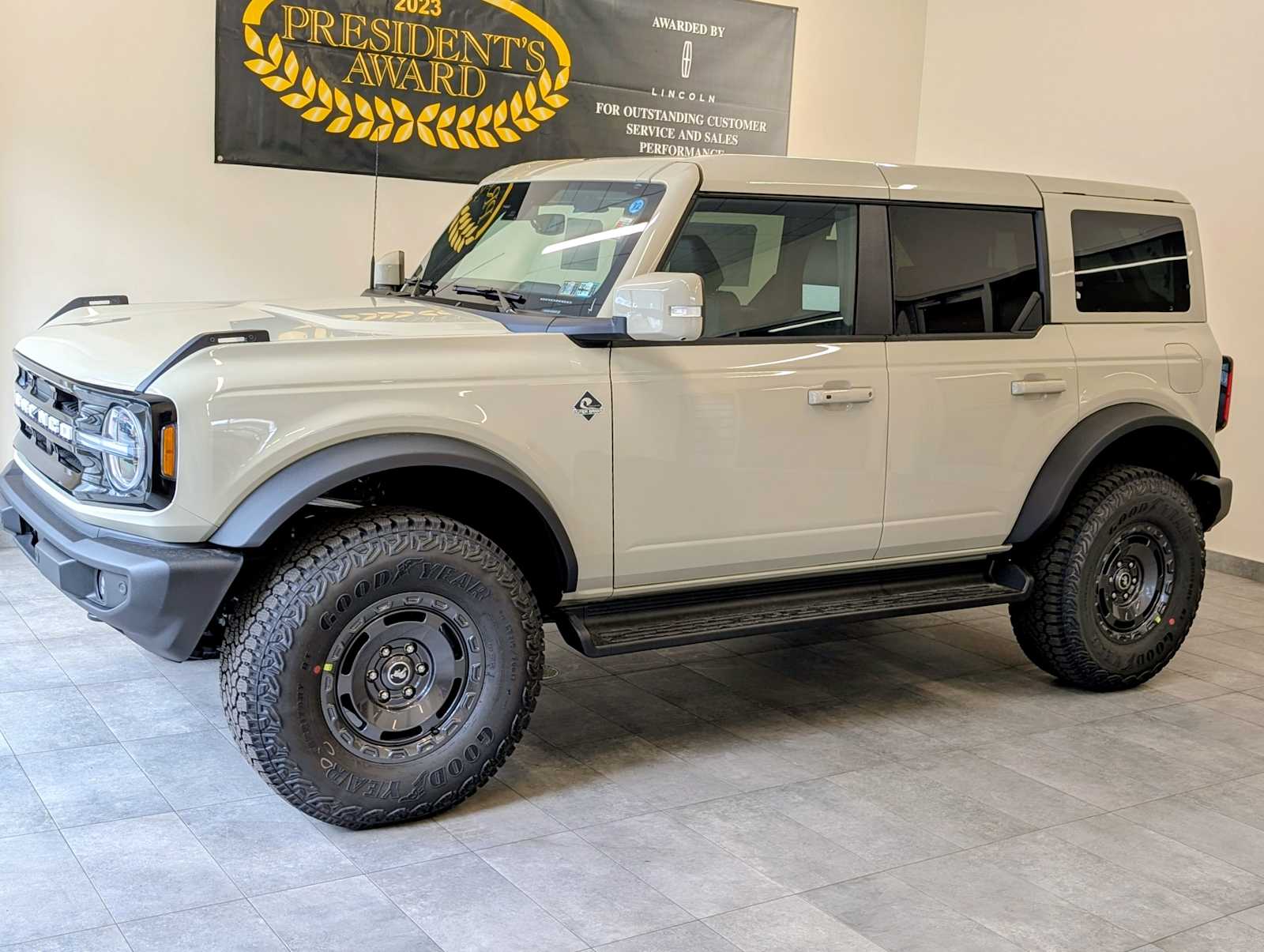 2025 Ford Bronco 4-Door Outer Banks's photo