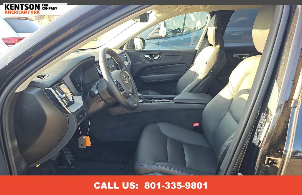 2025 Volvo XC60 B5 Plus photo 4