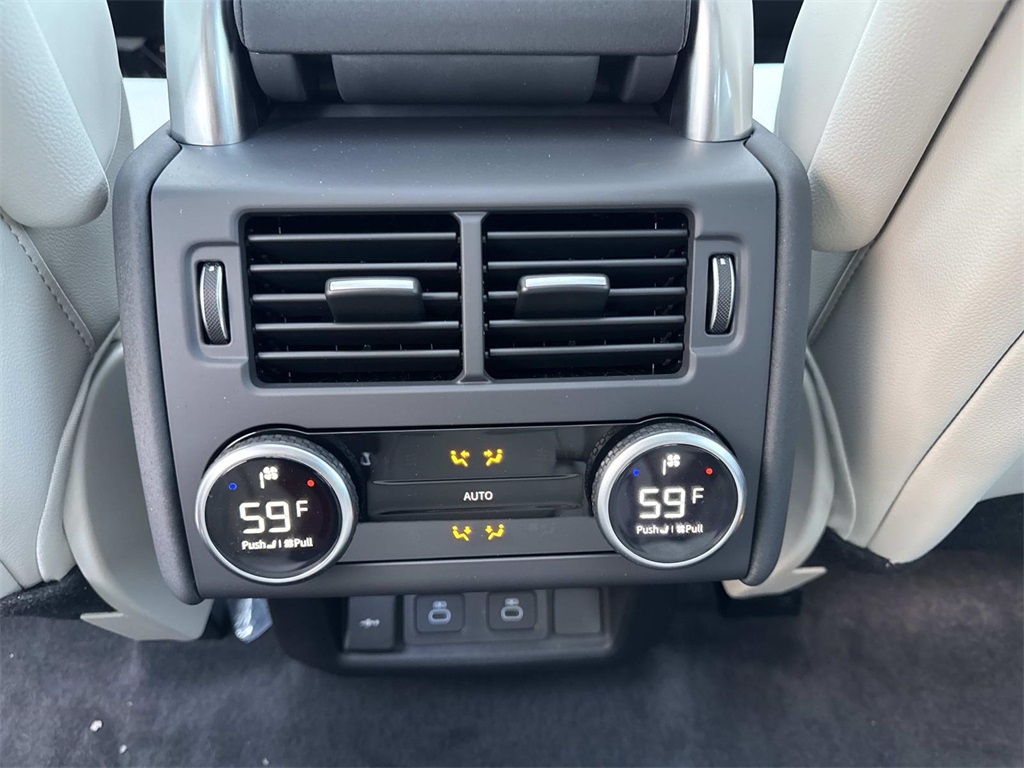2026 Land Rover Discovery photo 17