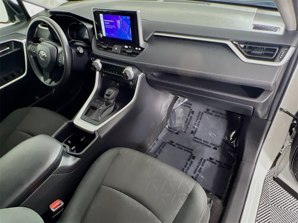 2024 Toyota RAV4 XLE photo 23