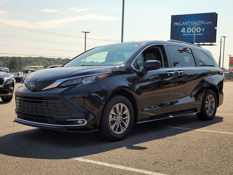 2024 Toyota Sienna XLE photo 3
