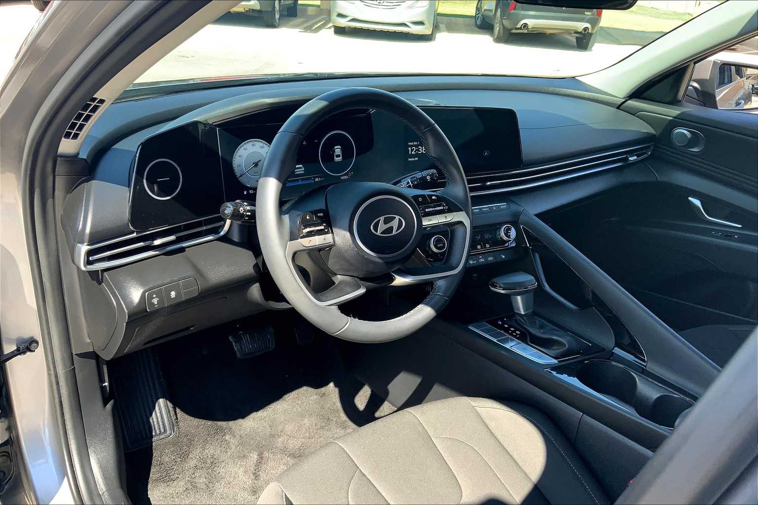 2025 Hyundai Elantra SEL Convenience photo 16