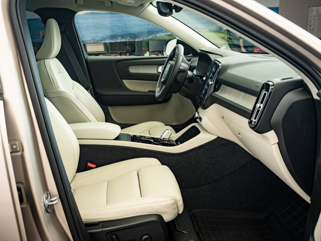 2024 Volvo XC40 Plus photo 19