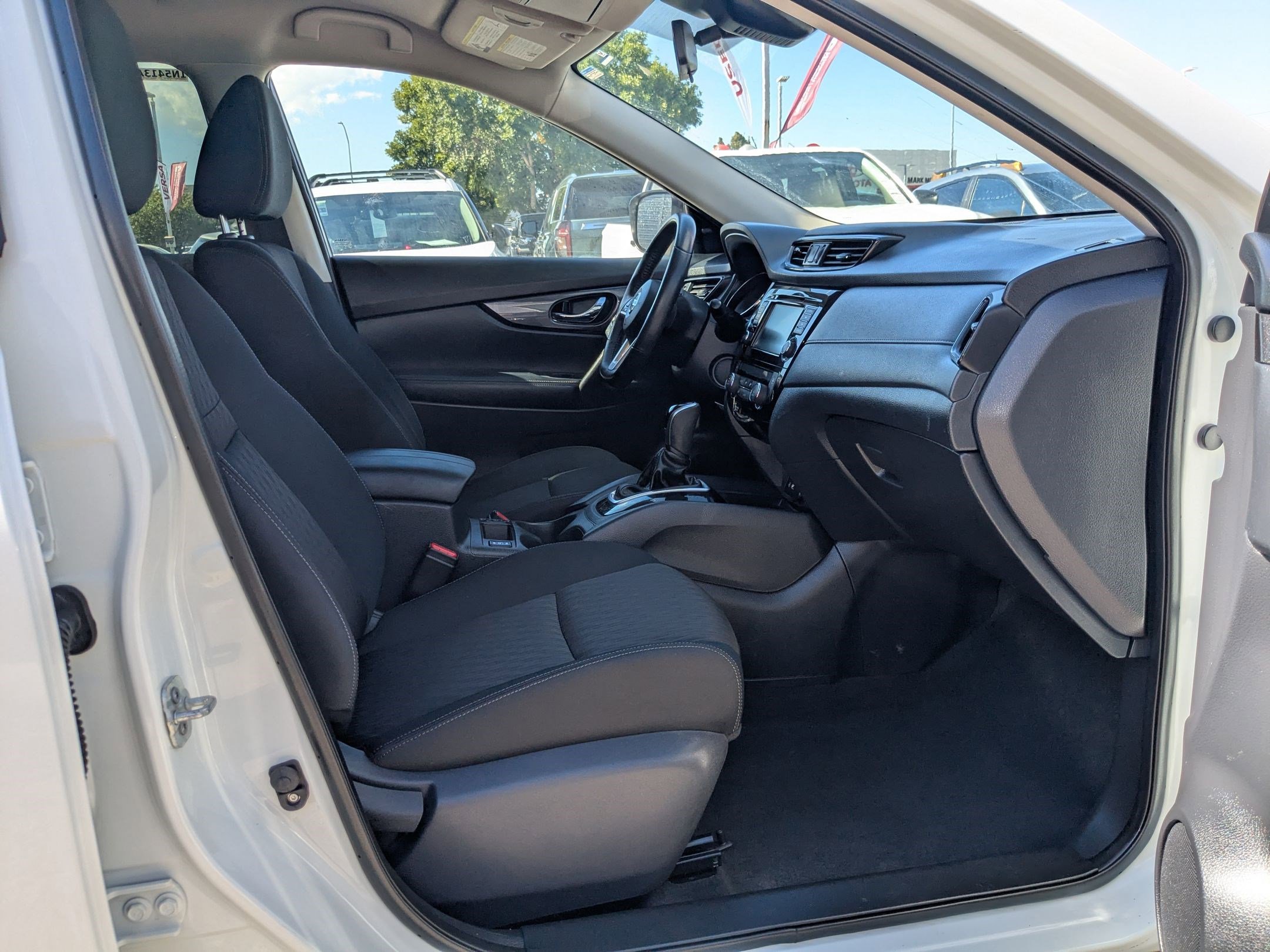 2020 Nissan Rogue SV photo 25