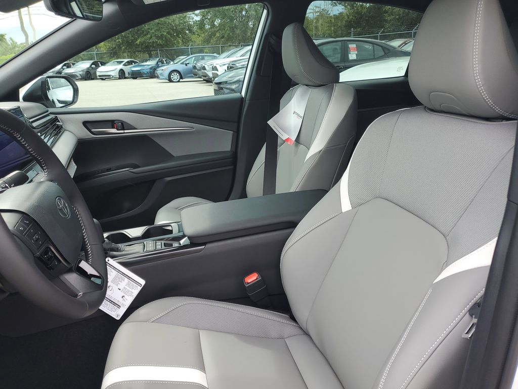 2025 Toyota Camry SE photo 14