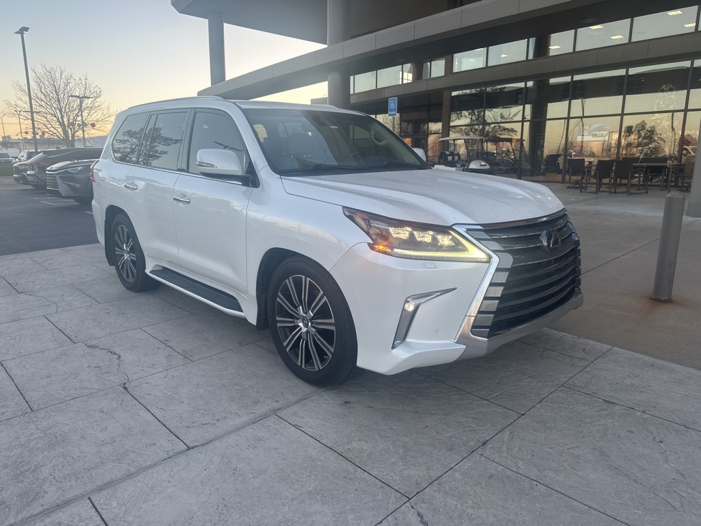 2021 Lexus LX 570's photo