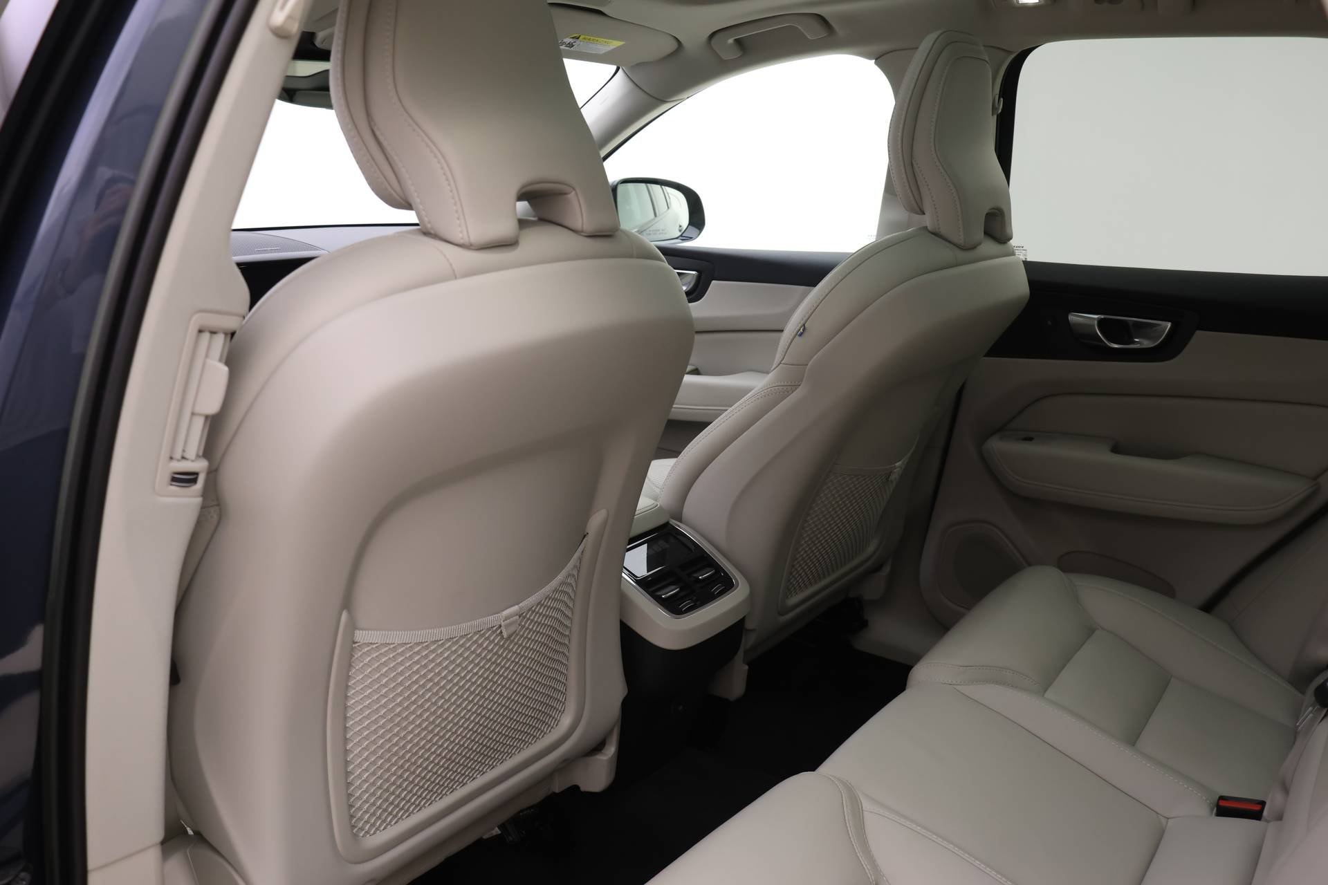 2023 Volvo XC60 B5 Ultimate photo 15