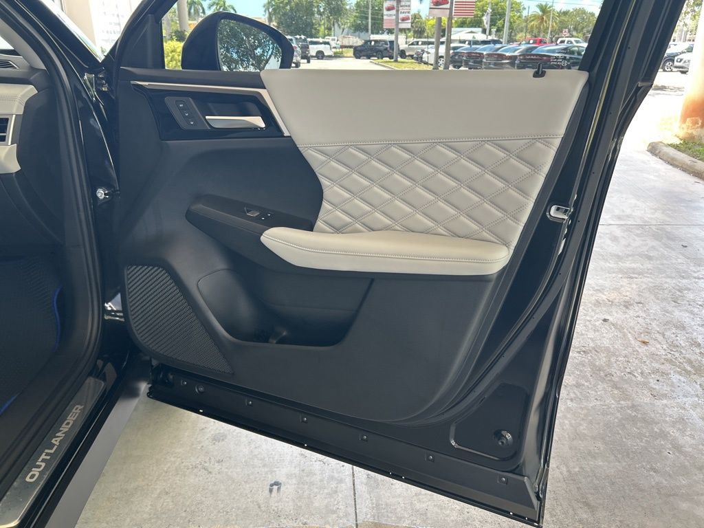 2025 Mitsubishi Outlander PHEV SEL Platinum photo 29