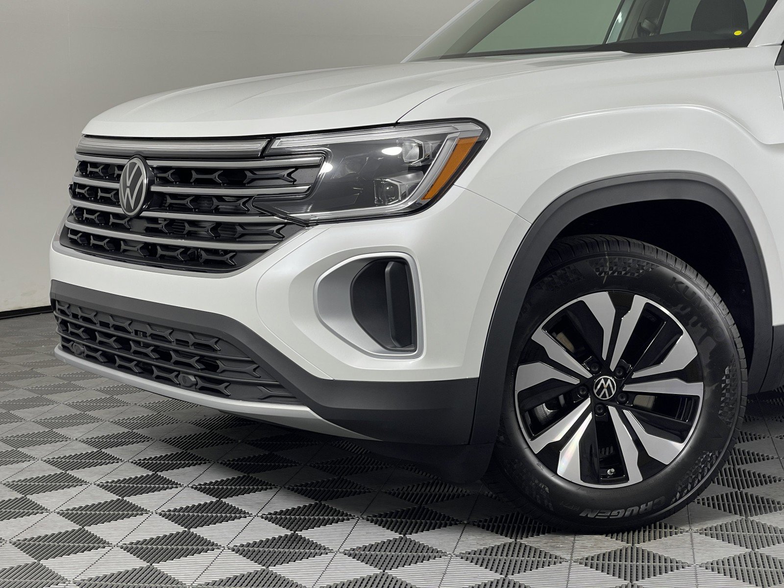 2026 Volkswagen Atlas SE photo 2