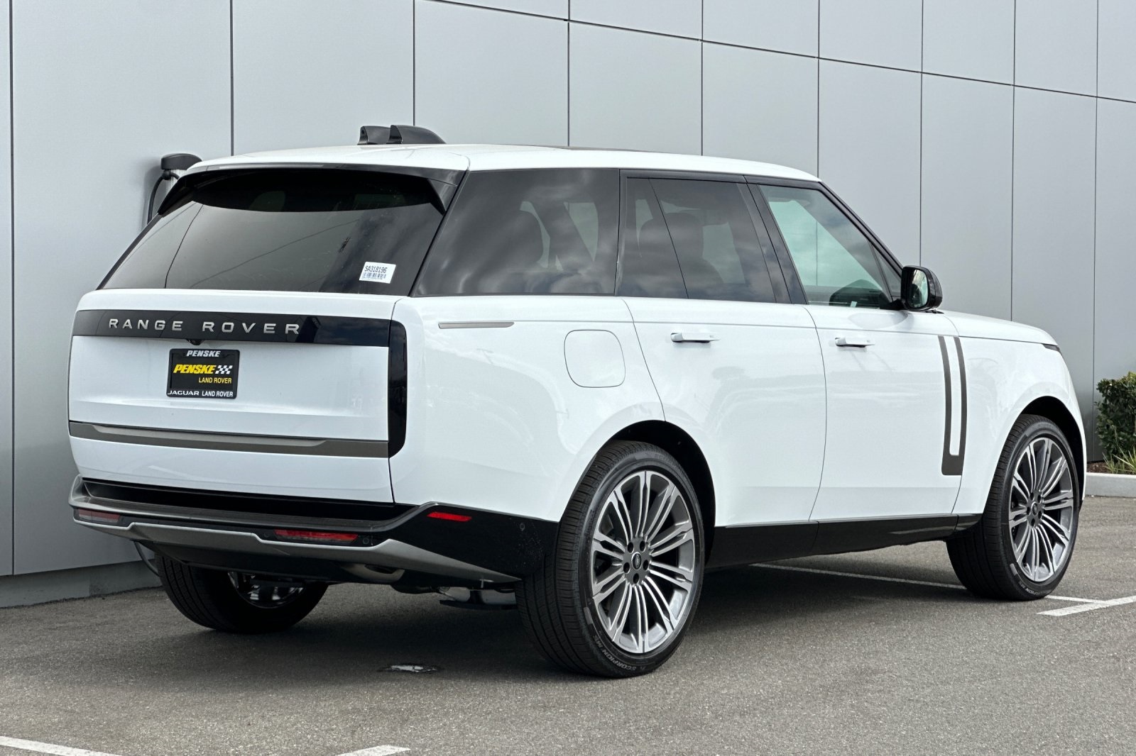 2025 Land Rover Range Rover SE photo 5