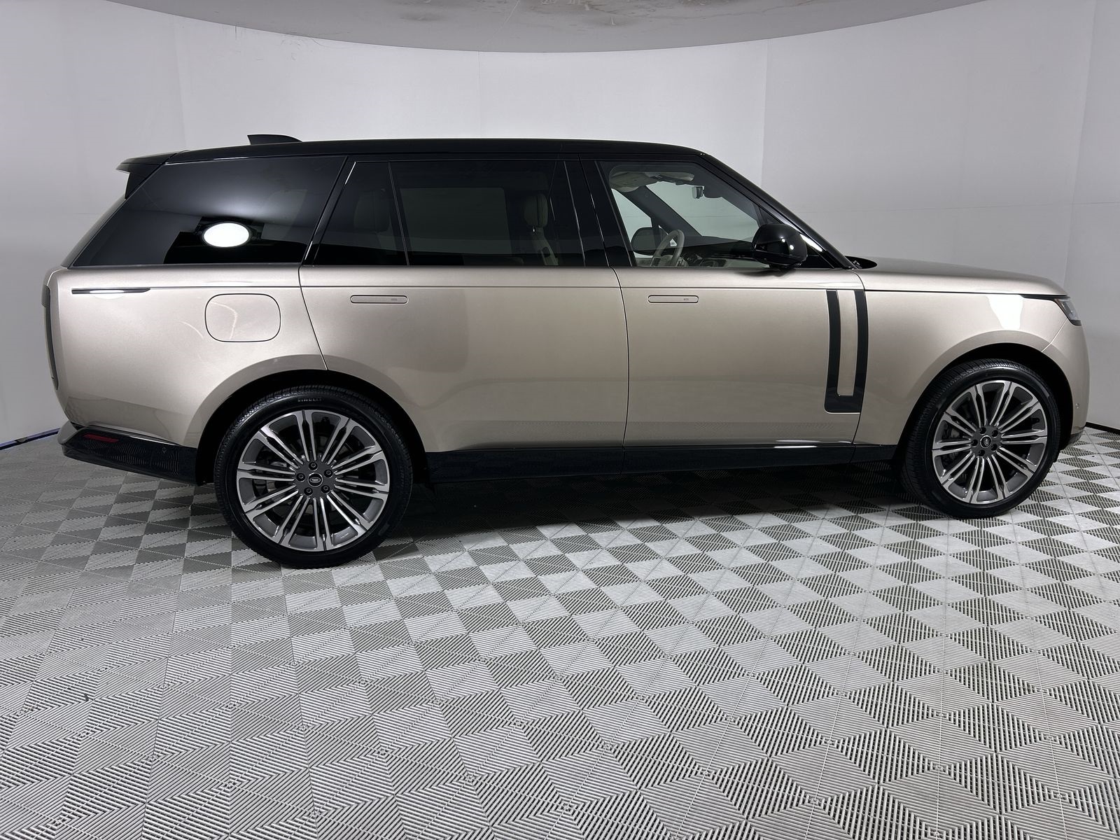 2025 Land Rover Range Rover SE photo 6