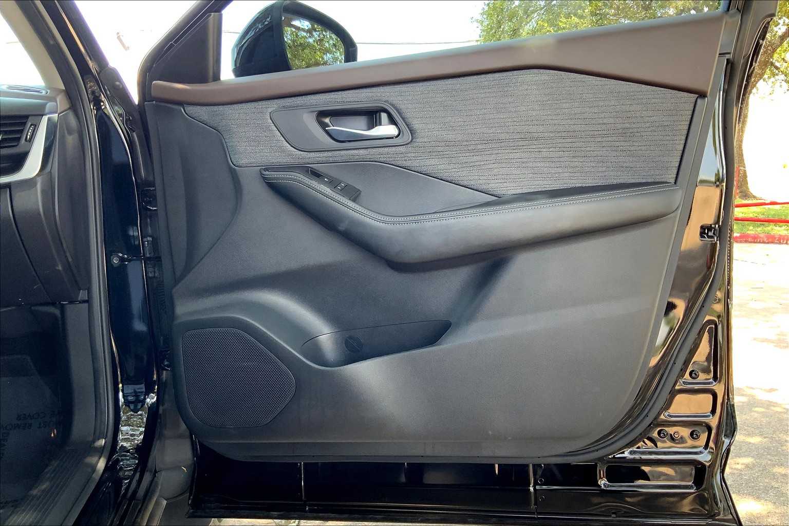 2023 Nissan Rogue SV photo 18