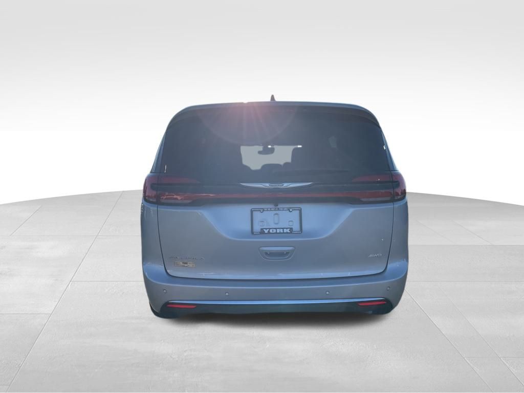 2026 Chrysler Pacifica photo 3