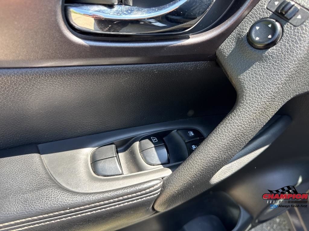 2016 Nissan Rogue SL photo 7