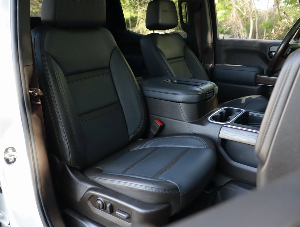 Used 2022 White Frost Tricoat GMC Denali image 34