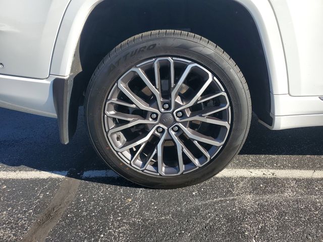 2022 Jeep Grand Cherokee L Summit photo 3