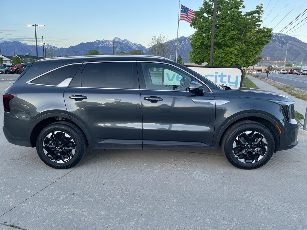 2024 Kia Sorento S photo 2