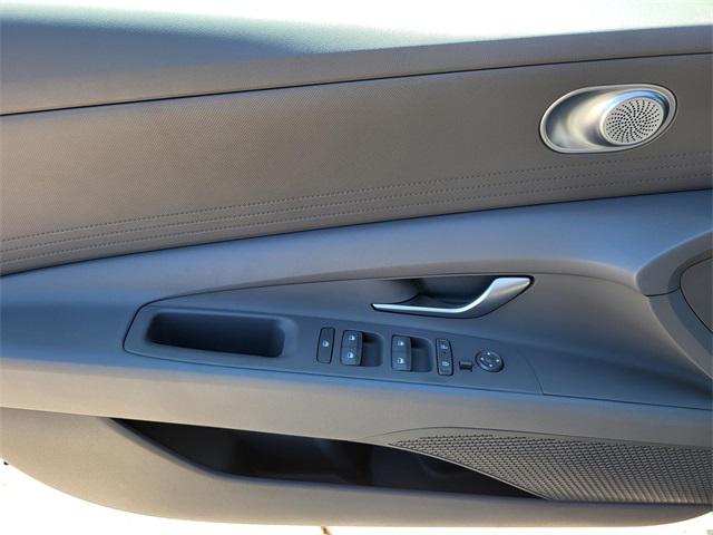 2025 Hyundai Elantra SE photo 12