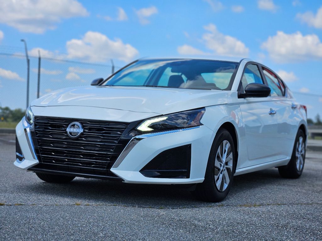 2025 Nissan Altima S photo 3
