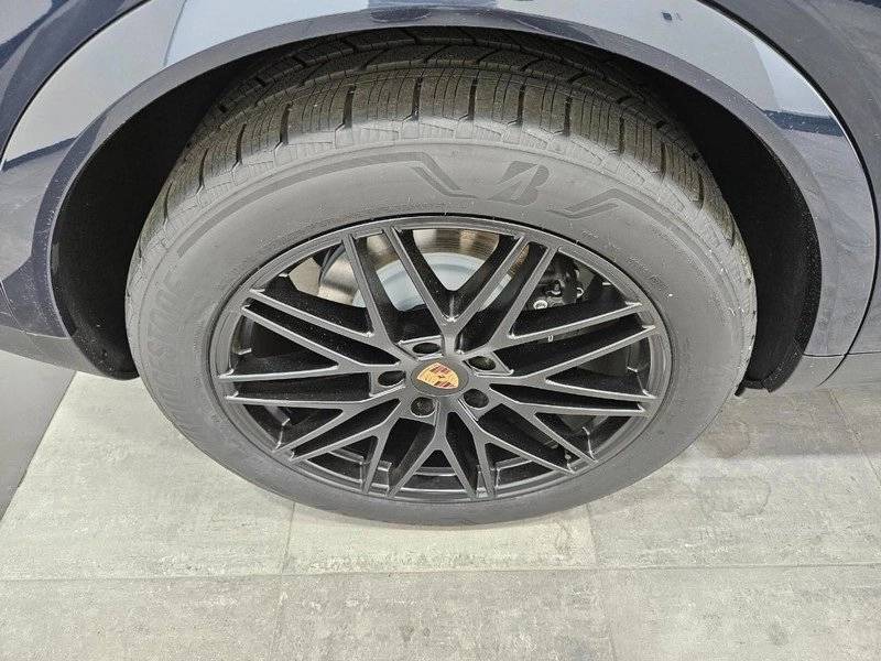 2025 Porsche Cayenne Base photo 8