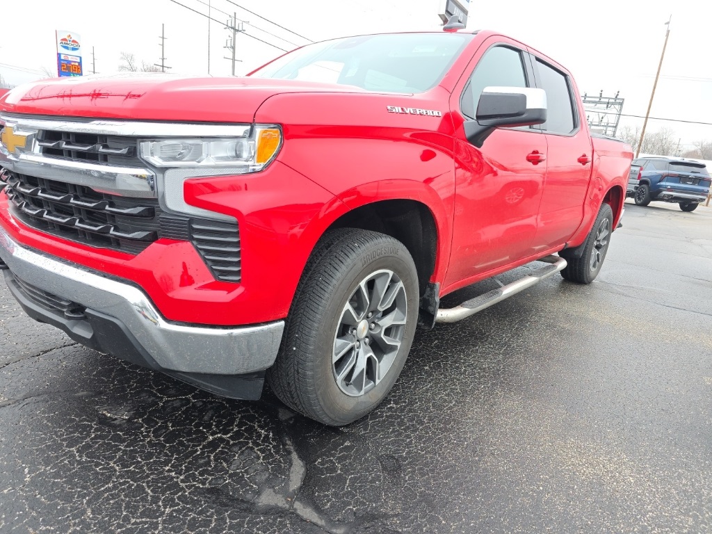 2022 Chevrolet Silverado 1500 LT photo 2